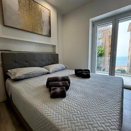 Rebecca's - Anzio, Sea View & Private Parking Apartment Anzio