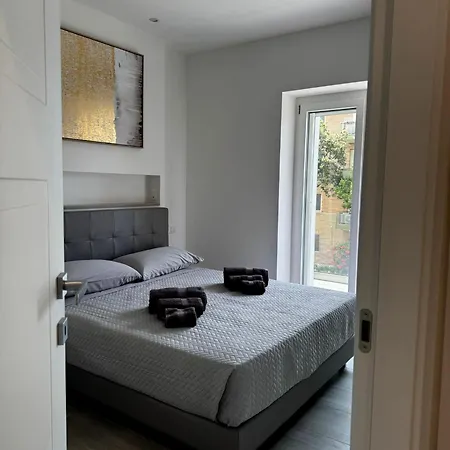 Rebecca's - Anzio, Sea View & Private Parking Apartment