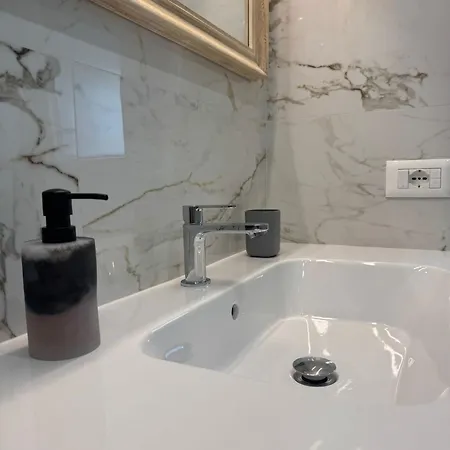 Rebecca's - Anzio, Sea View & Private Parking Apartment *