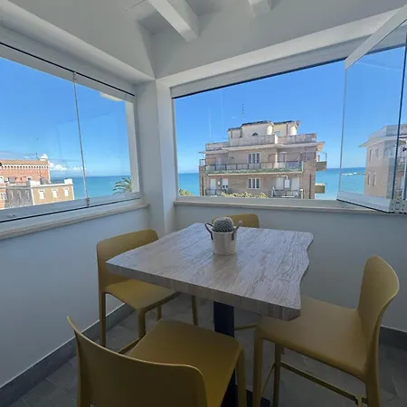 Rebecca's - Anzio, Sea View & Private Parking